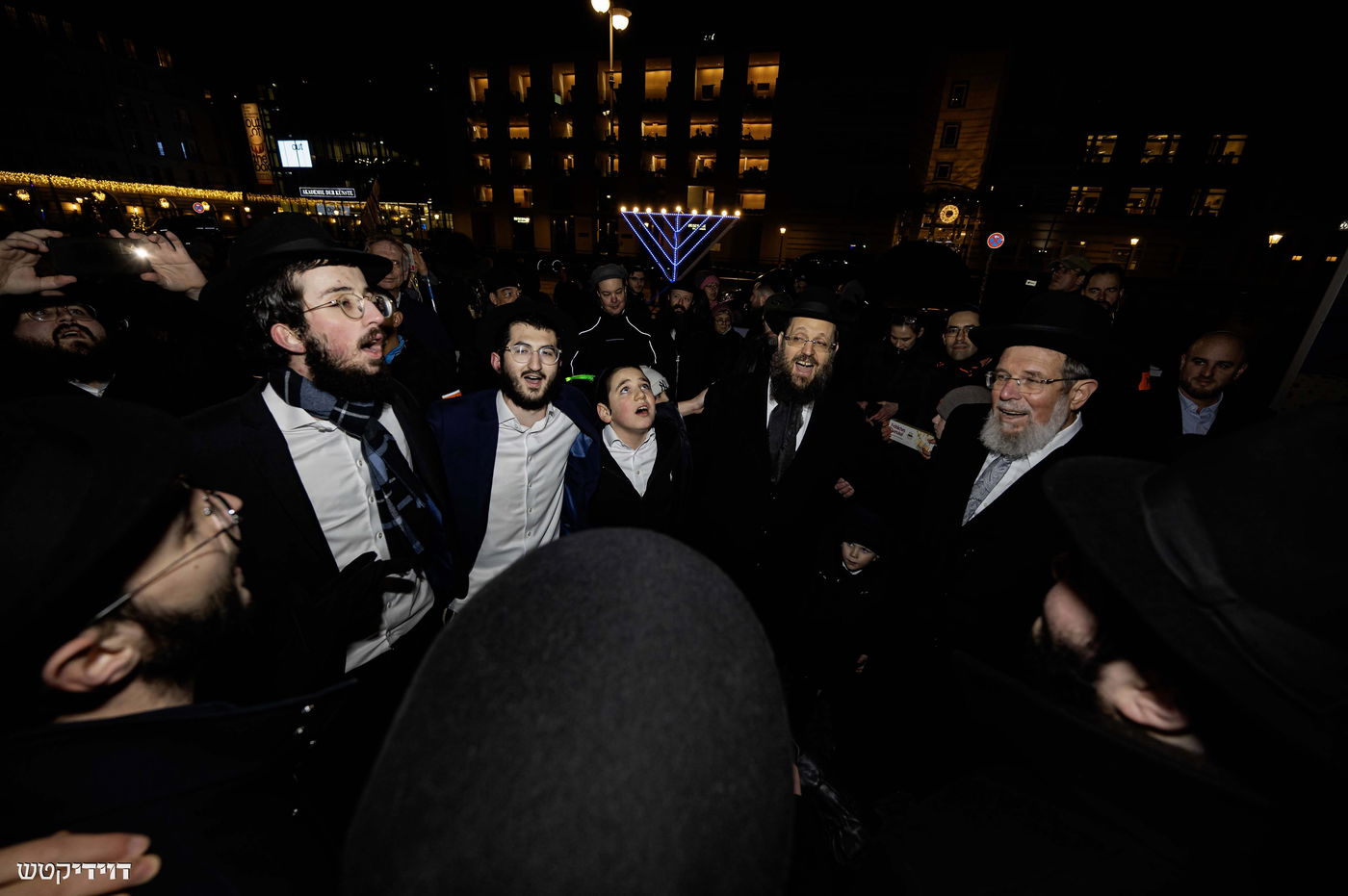הדלקת נר חנוכה בשער ברנדנבורג בברלין