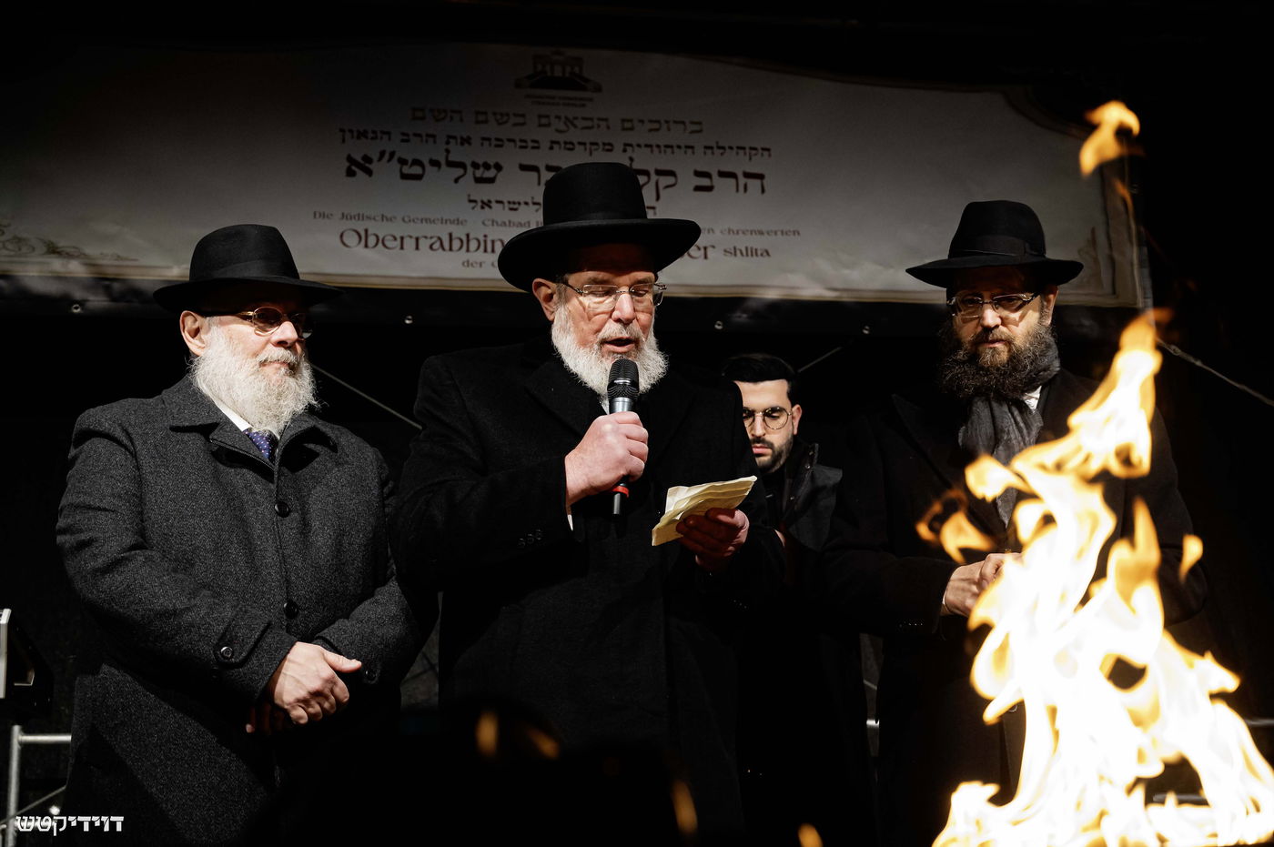 הדלקת נר חנוכה בשער ברנדנבורג בברלין