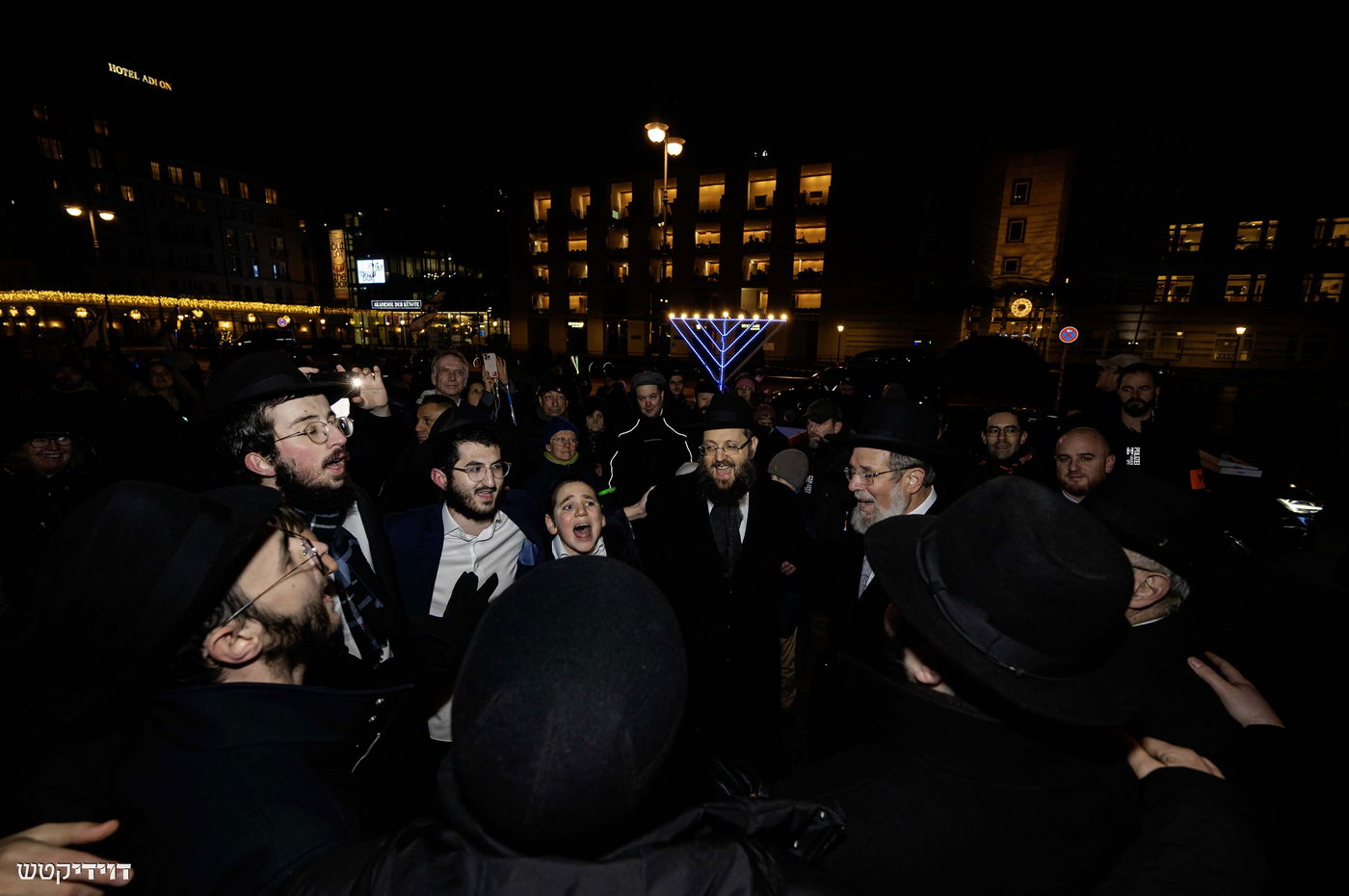 הדלקת נר חנוכה בשער ברנדנבורג בברלין