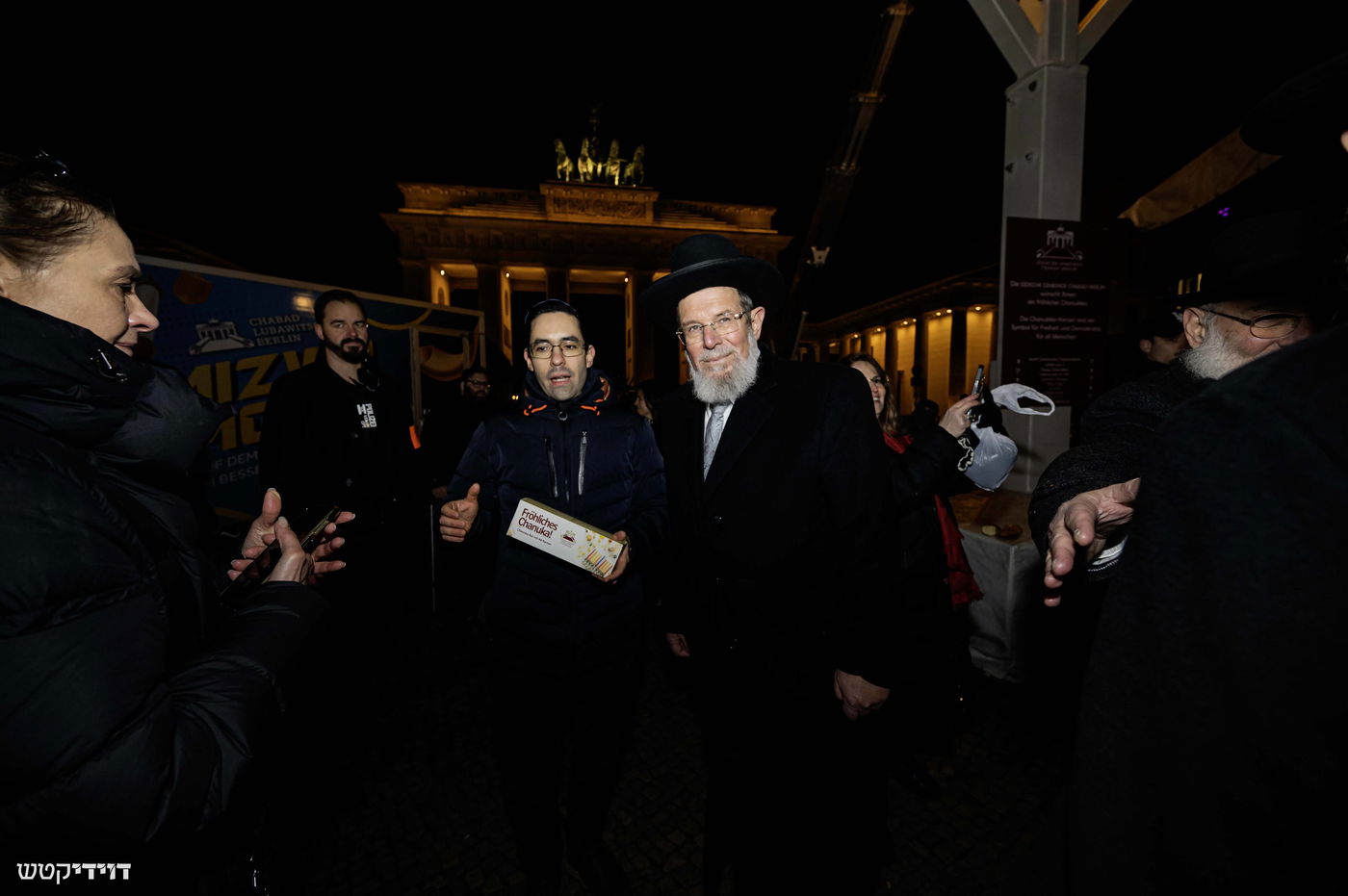 הדלקת נר חנוכה בשער ברנדנבורג בברלין