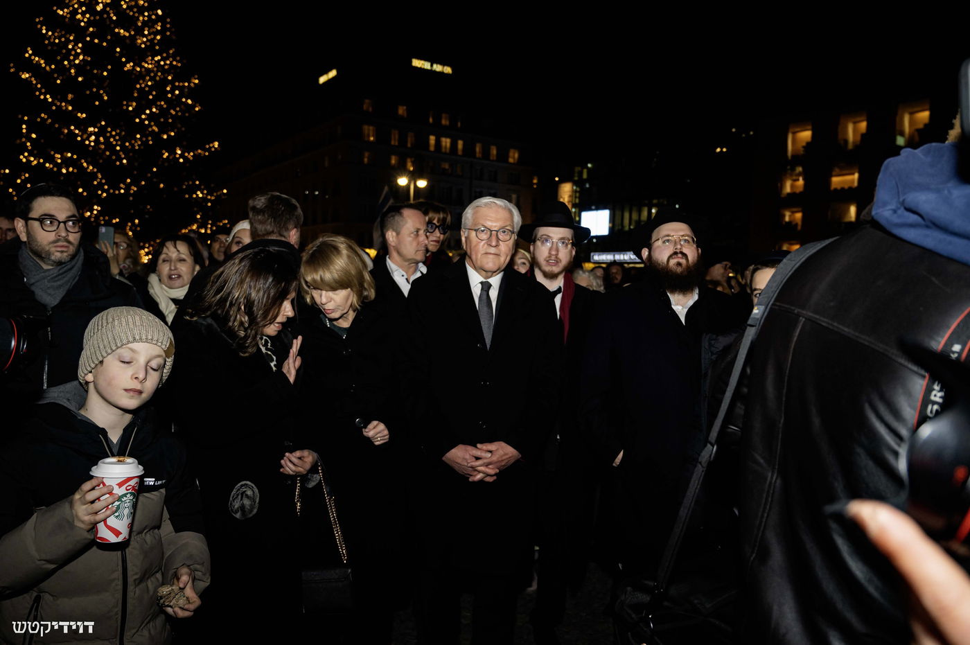 הדלקת נר חנוכה בשער ברנדנבורג בברלין