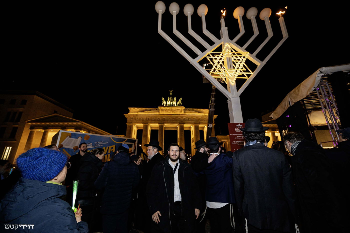 הדלקת נר חנוכה בשער ברנדנבורג בברלין