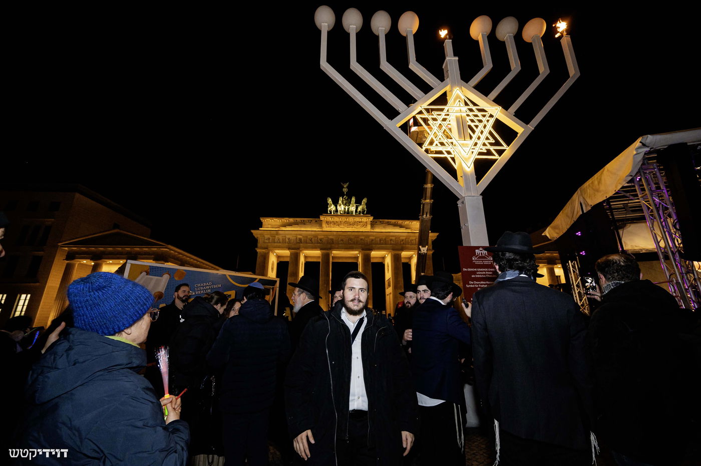 הדלקת נר חנוכה בשער ברנדנבורג בברלין