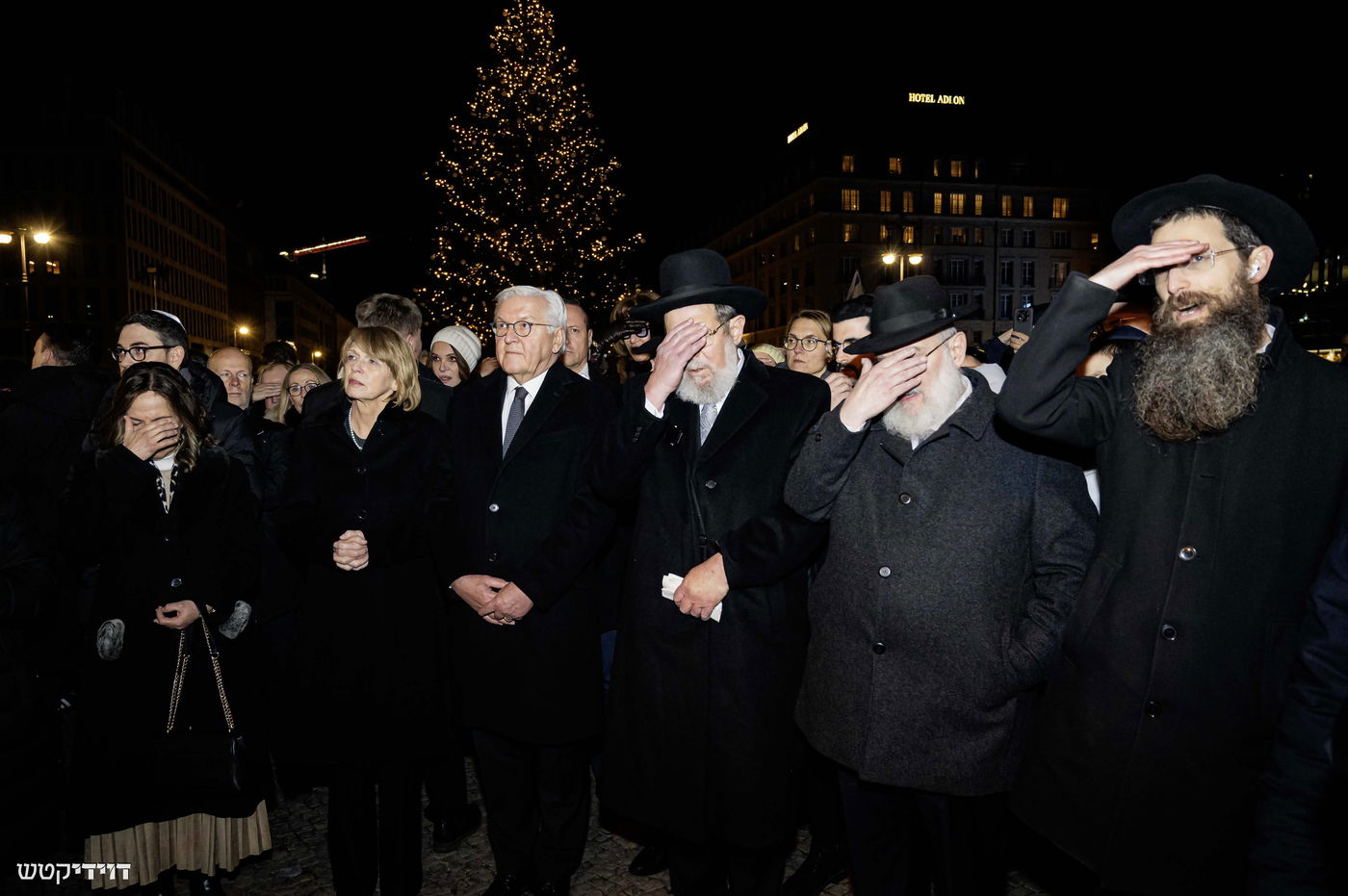 הדלקת נר חנוכה בשער ברנדנבורג בברלין