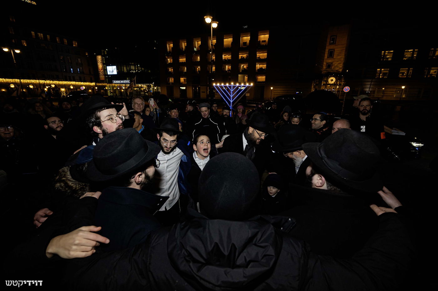 הדלקת נר חנוכה בשער ברנדנבורג בברלין