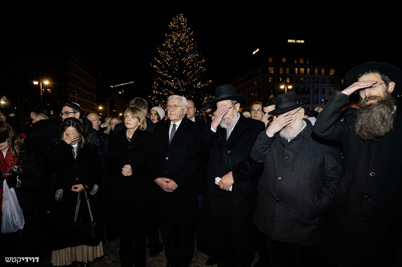 הדלקת נר חנוכה בשער ברנדנבורג בברלין