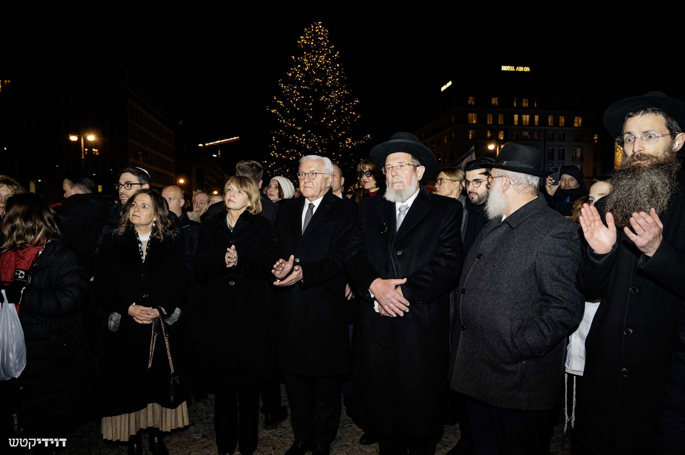 הדלקת נר חנוכה בשער ברנדנבורג בברלין