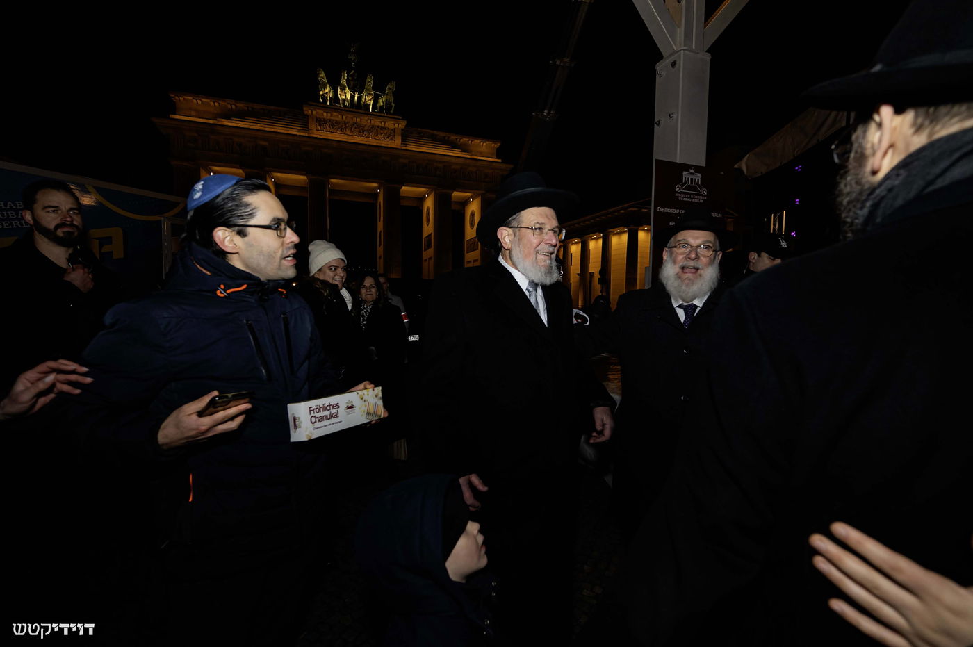 הדלקת נר חנוכה בשער ברנדנבורג בברלין