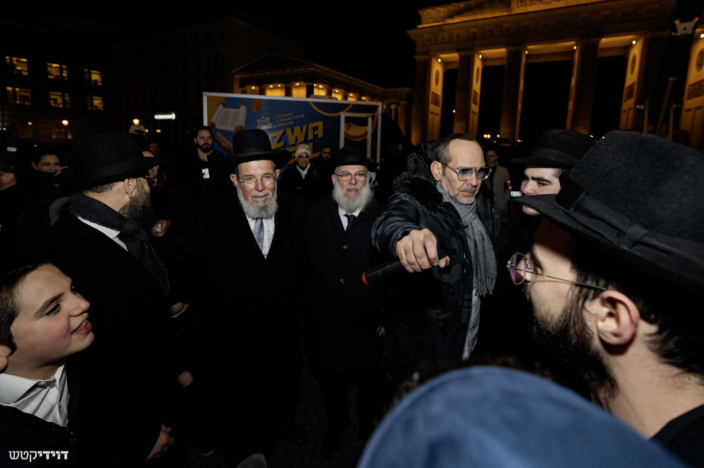 הדלקת נר חנוכה בשער ברנדנבורג בברלין