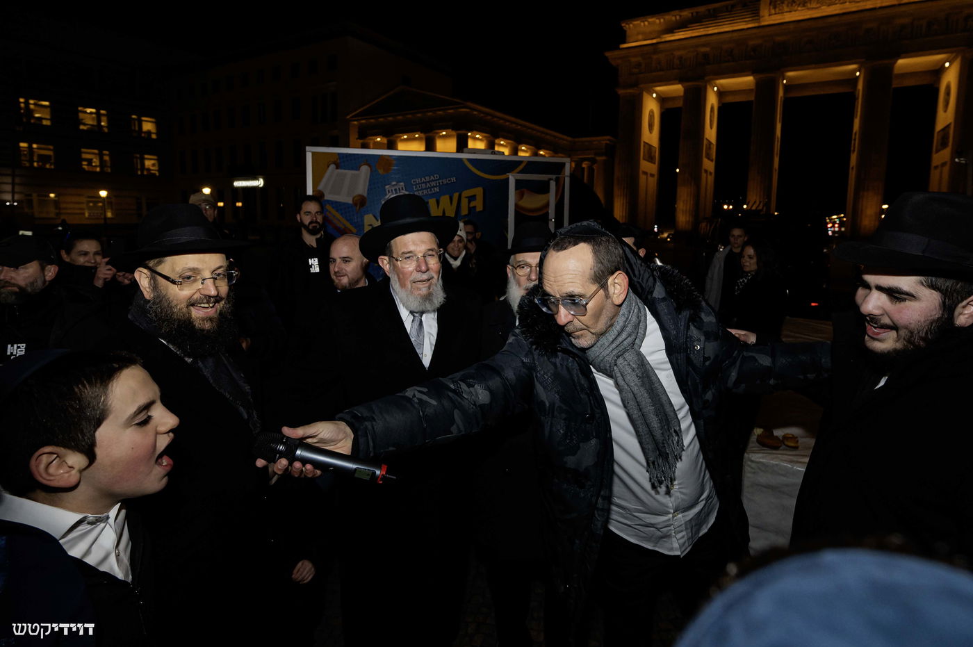 הדלקת נר חנוכה בשער ברנדנבורג בברלין