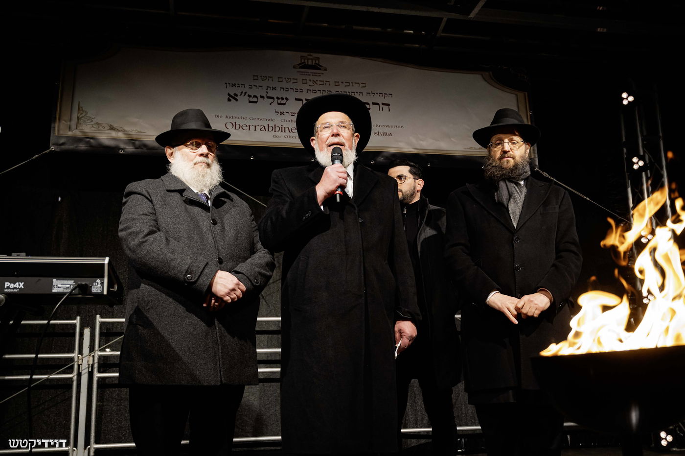 הדלקת נר חנוכה בשער ברנדנבורג בברלין