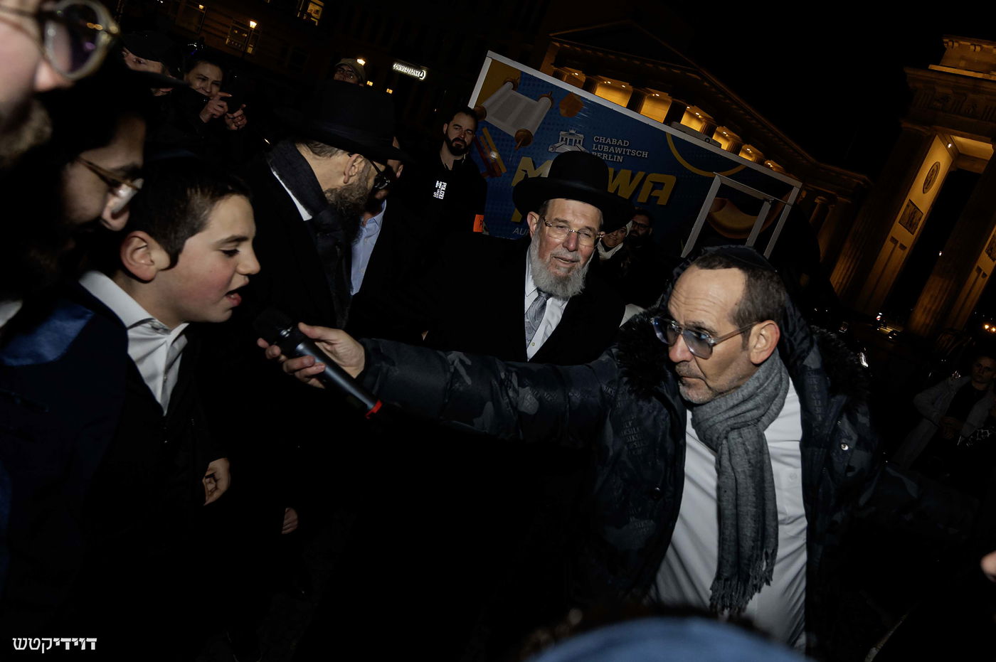 הדלקת נר חנוכה בשער ברנדנבורג בברלין