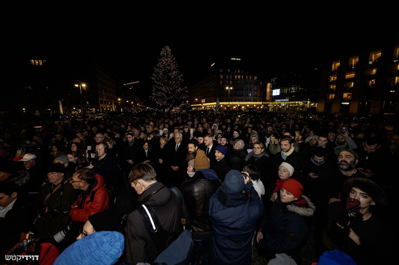 הדלקת נר חנוכה בשער ברנדנבורג בברלין