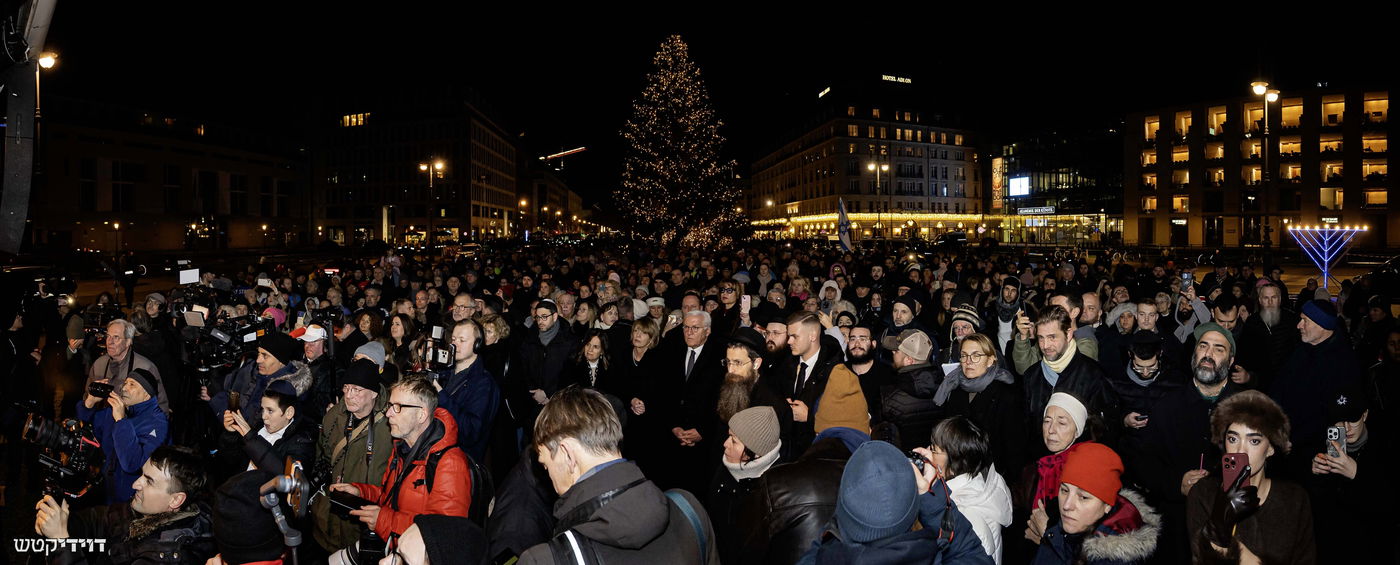 הדלקת נר חנוכה בשער ברנדנבורג בברלין