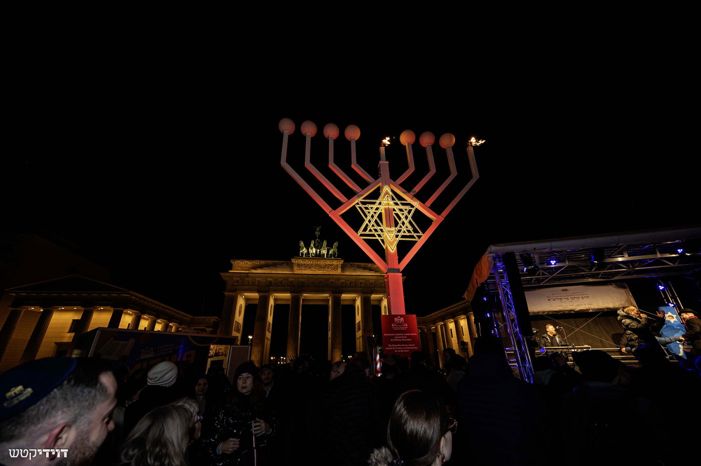 הדלקת נר חנוכה בשער ברנדנבורג בברלין