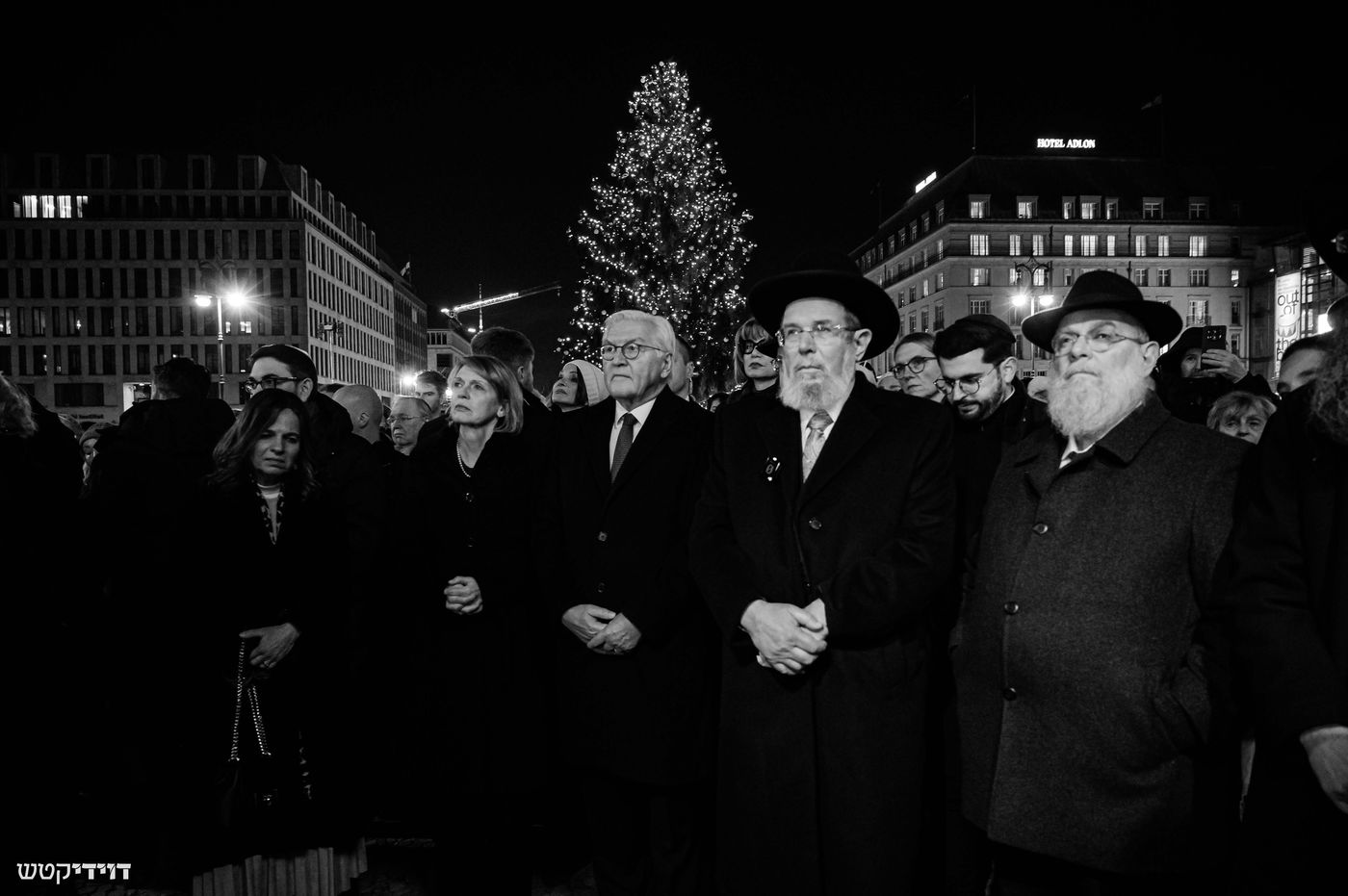 הדלקת נר חנוכה בשער ברנדנבורג בברלין