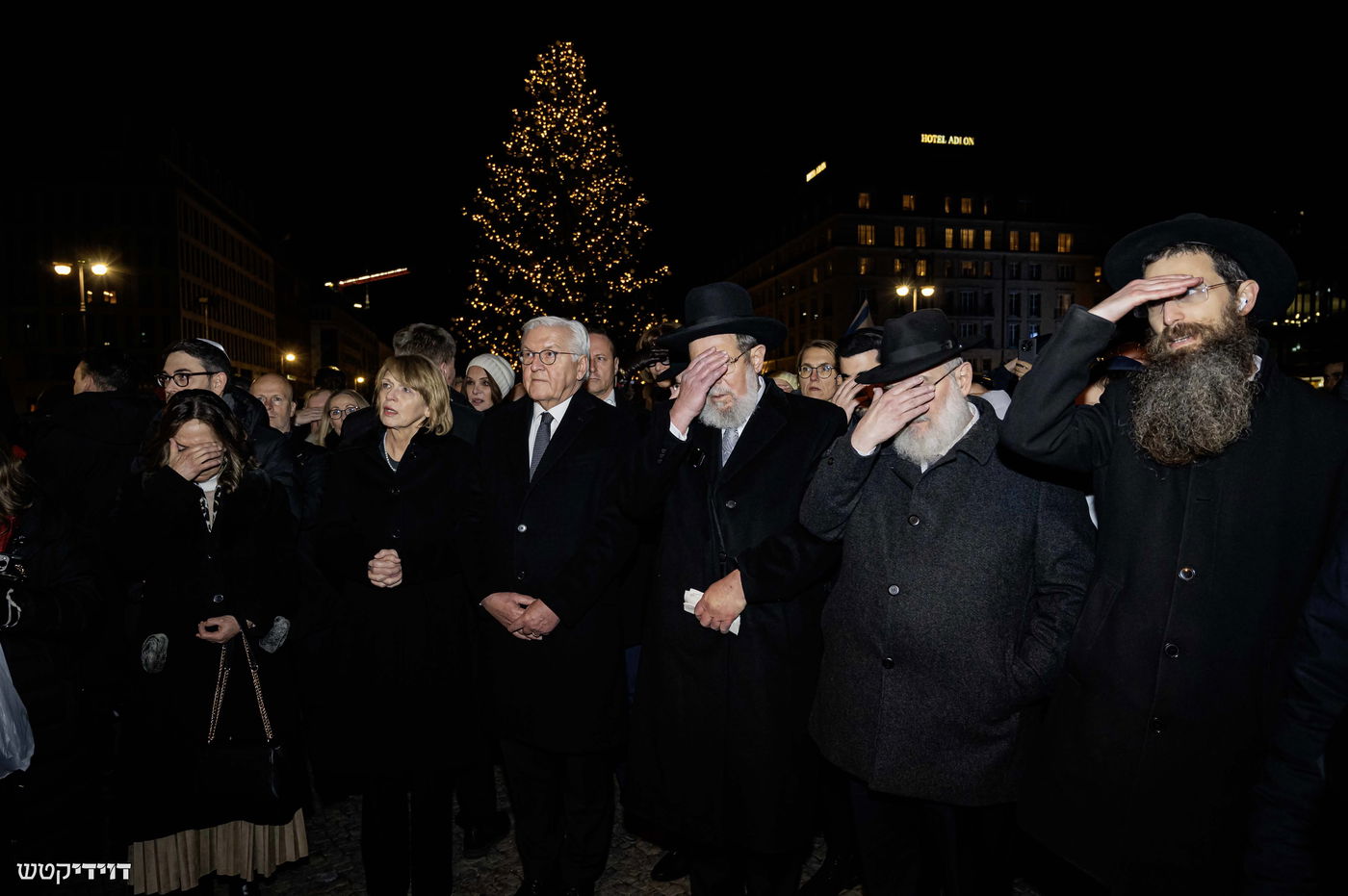 הדלקת נר חנוכה בשער ברנדנבורג בברלין