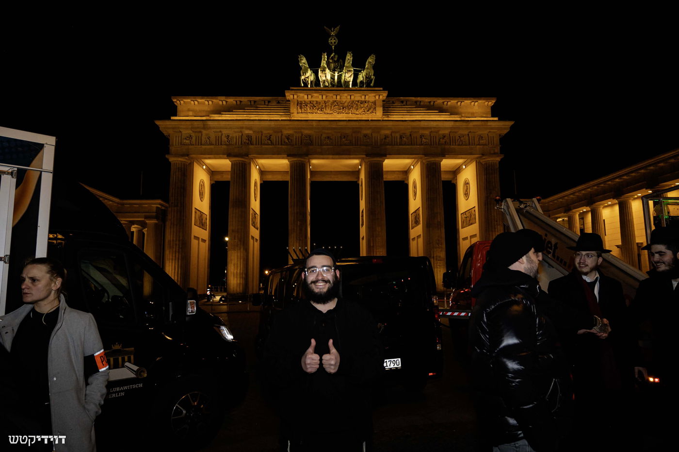 הדלקת נר חנוכה בשער ברנדנבורג בברלין