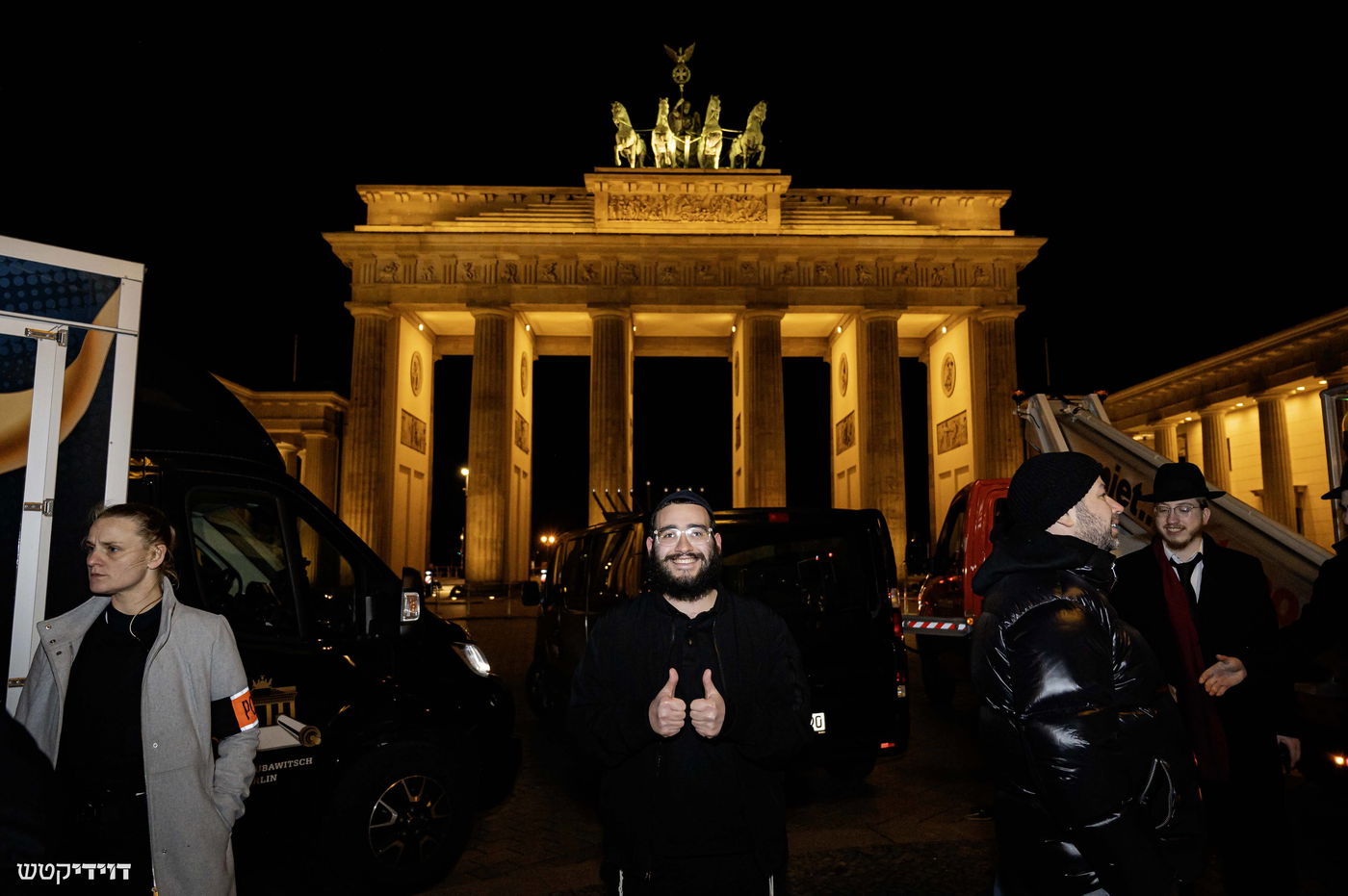 הדלקת נר חנוכה בשער ברנדנבורג בברלין