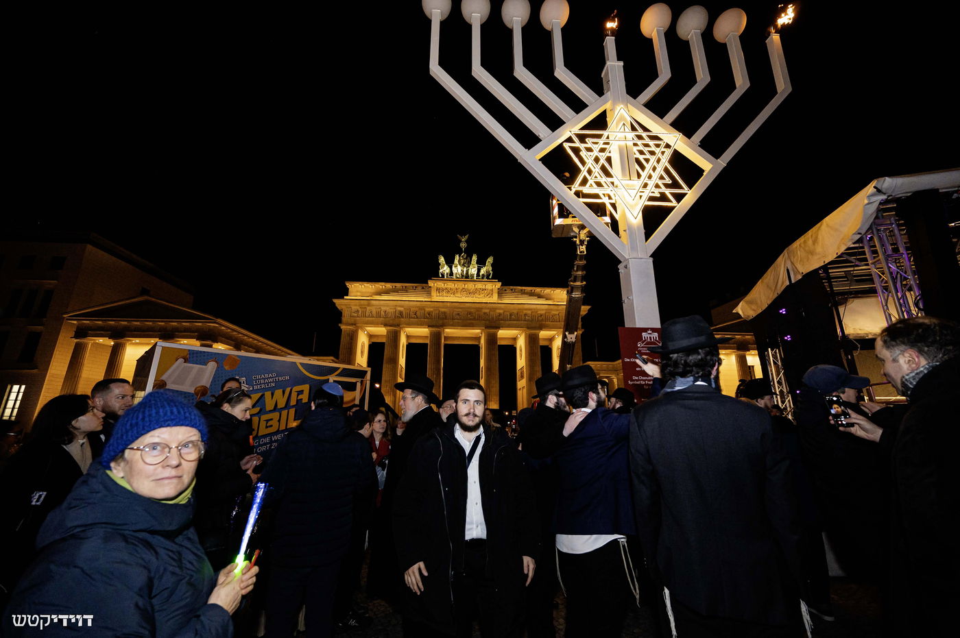 הדלקת נר חנוכה בשער ברנדנבורג בברלין