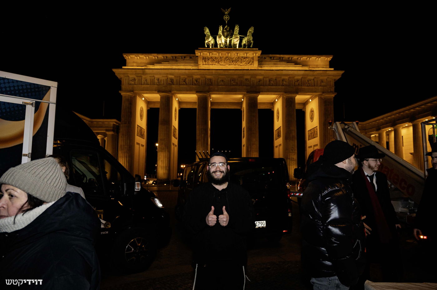הדלקת נר חנוכה בשער ברנדנבורג בברלין