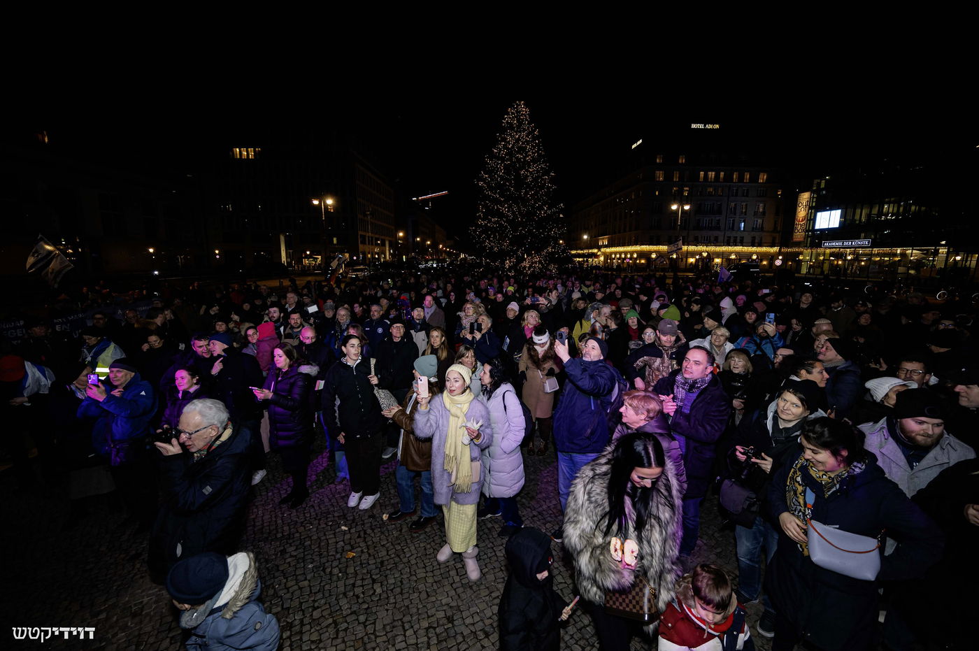 הדלקת נר חנוכה בשער ברנדנבורג בברלין