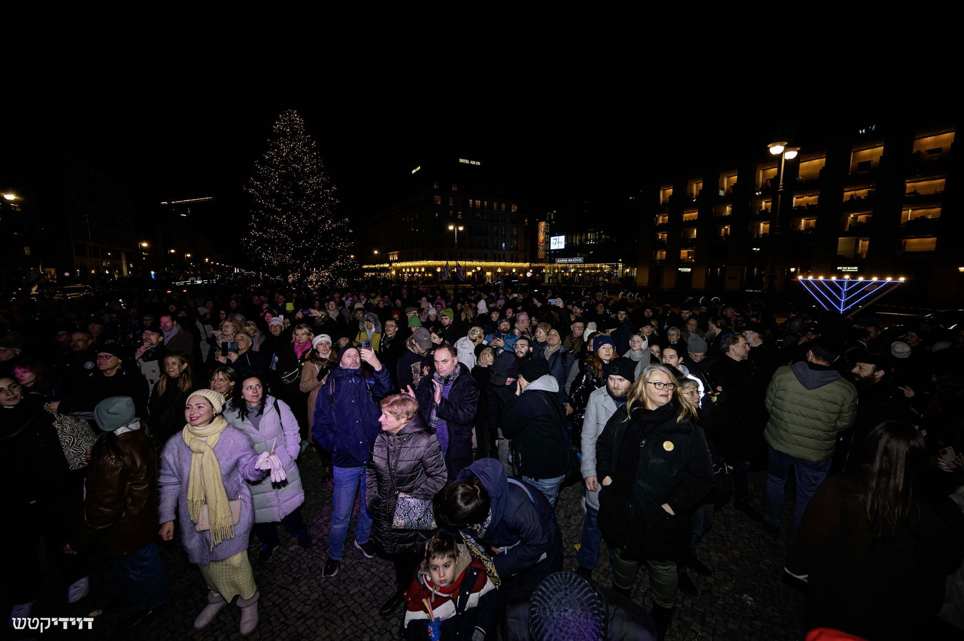 הדלקת נר חנוכה בשער ברנדנבורג בברלין