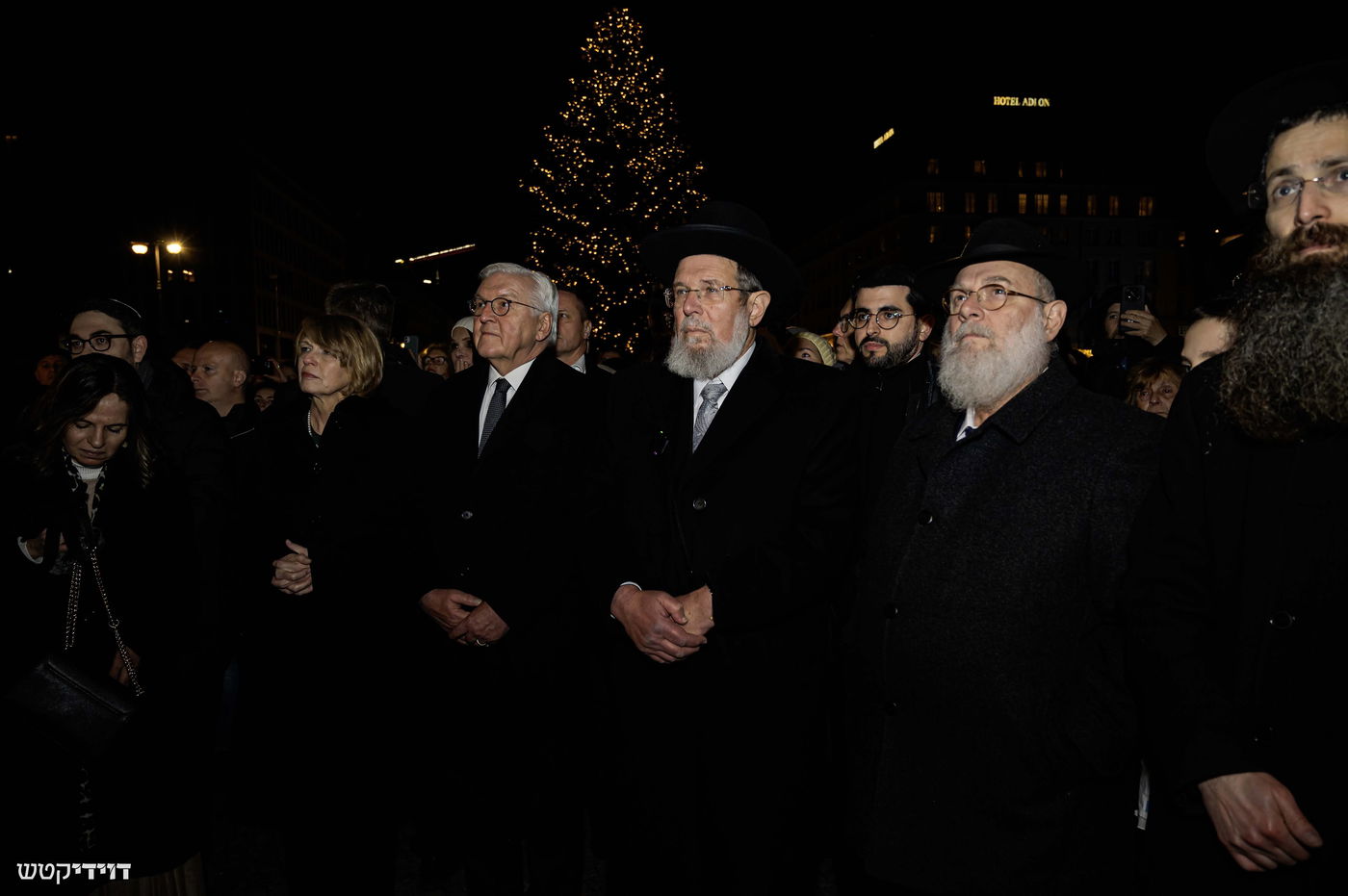 הדלקת נר חנוכה בשער ברנדנבורג בברלין