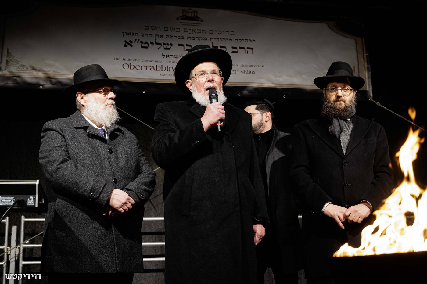 הדלקת נר חנוכה בשער ברנדנבורג בברלין