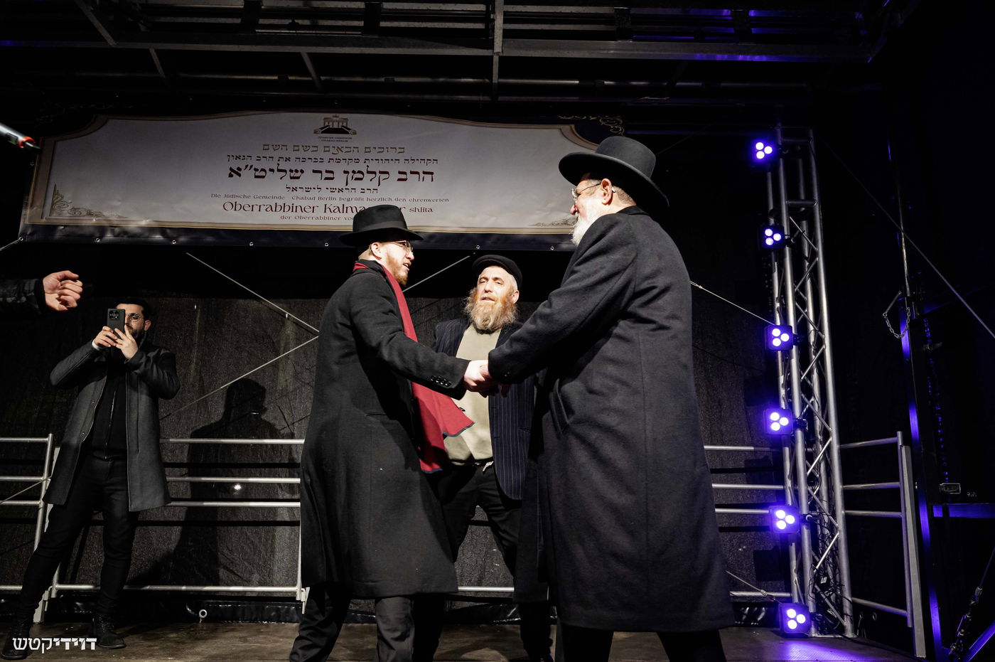 הדלקת נר חנוכה בשער ברנדנבורג בברלין