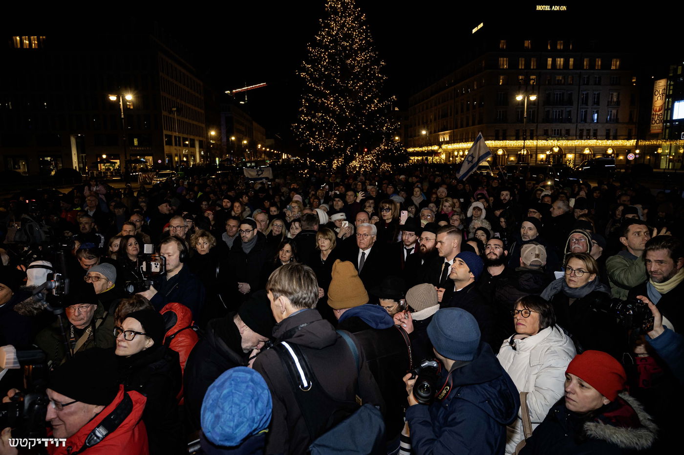 הדלקת נר חנוכה בשער ברנדנבורג בברלין