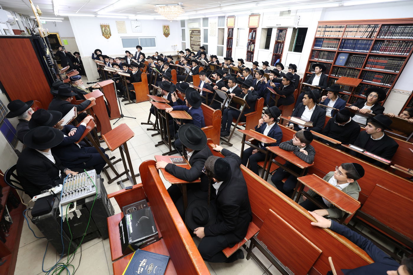 הראשל"צ הגר"י יוסף בביקור בישיבת 'אור אברהם'