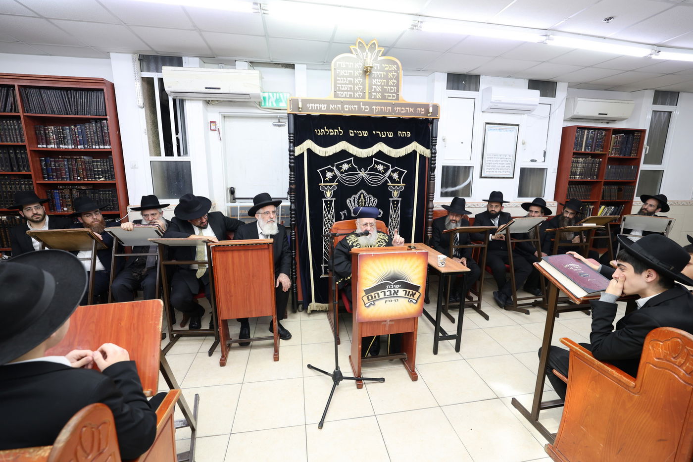 הראשל"צ הגר"י יוסף בביקור בישיבת 'אור אברהם'