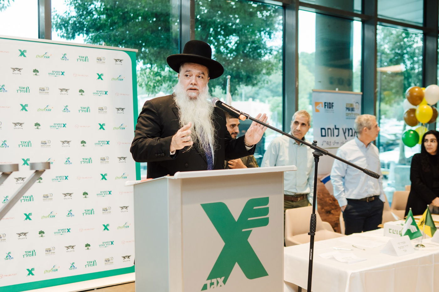 נר ראשון של חנוכה - קבוצת אגד