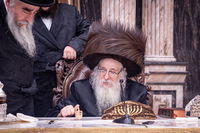 האדמו"ר מצאנז קלויזנבורג במנהג הסביבון