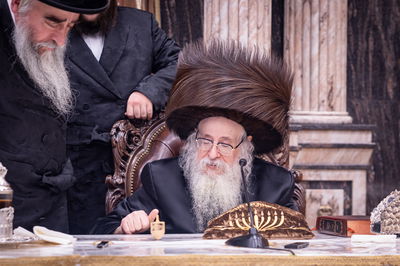 האדמו"ר מצאנז קלויזנבורג במנהג הסביבון