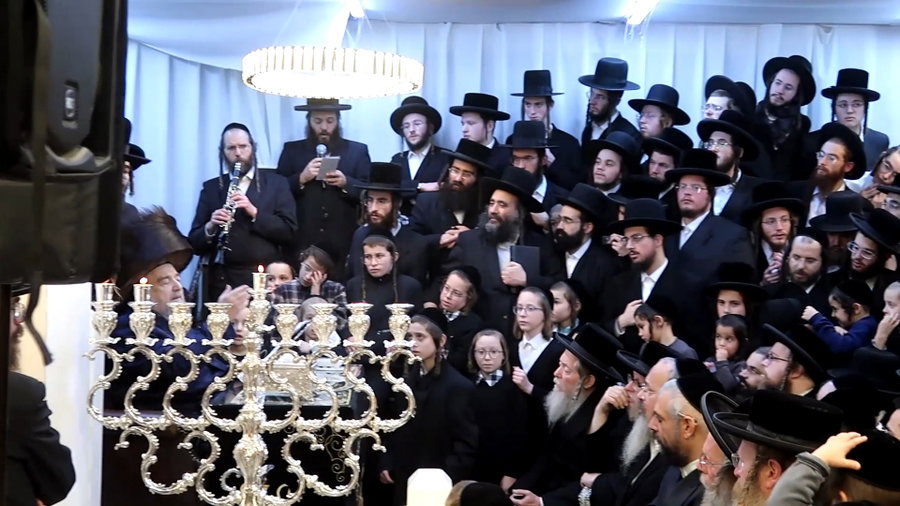 הגה"צ רבי יעקב מאיר שכטר בהדלקת נרות חנוכה