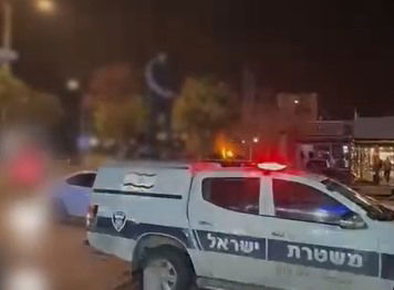 רגעי ההתפרעות על הניידת. התיעוד המלא למעלה