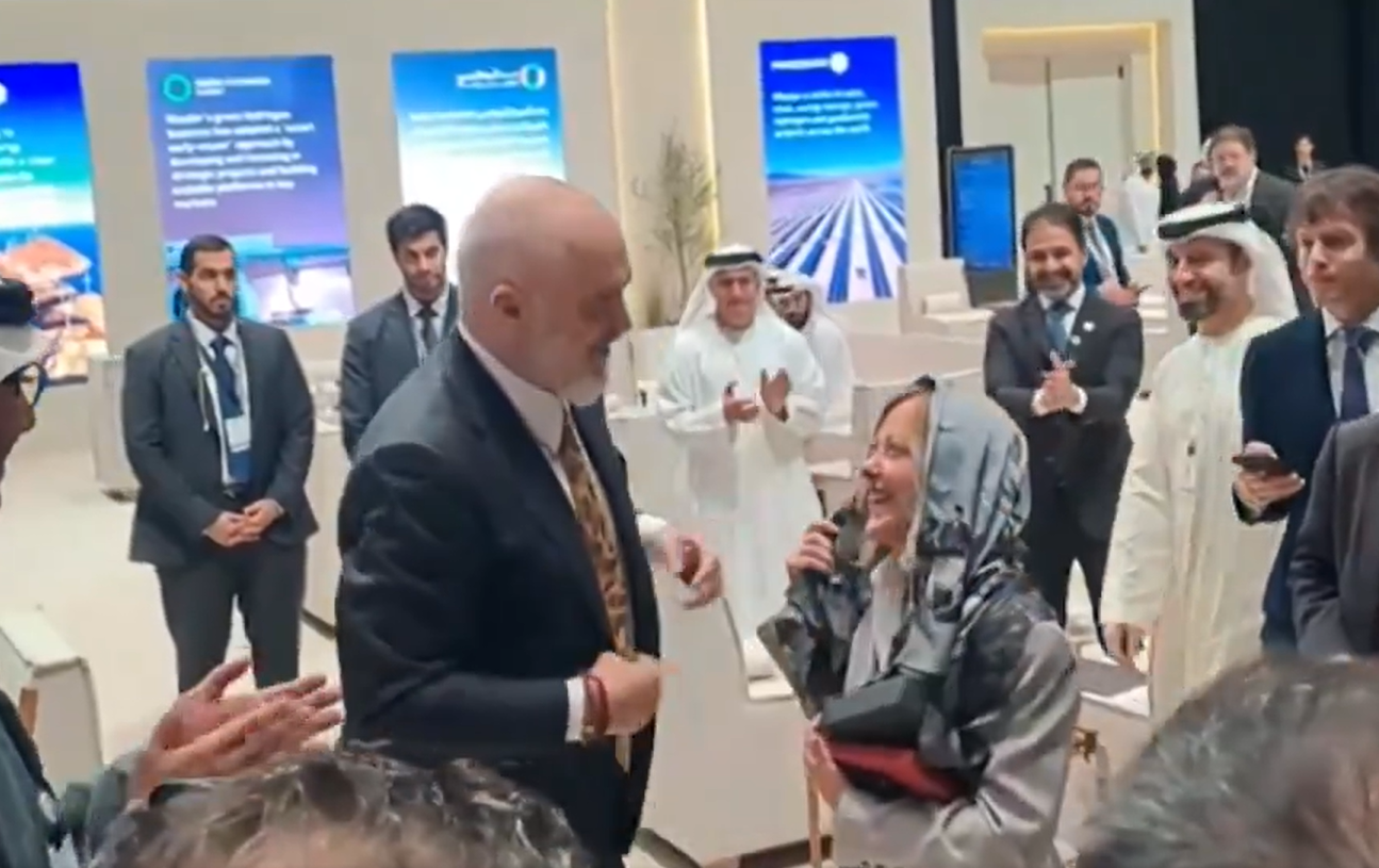 ראש ממשלת אלבניה, אדי ראמה, העניק לראש ממשלת איטליה ג’ורג’יה מלוני צעיף כמתנה ליום הולדתה ה־48 במהלך אירוע במאבּו דאבי שבו השתתפו מנהיגים בינלאומיים.