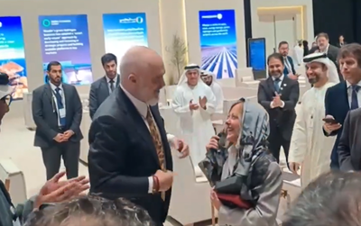 ראש ממשלת אלבניה, אדי ראמה, העניק לראש ממשלת איטליה ג’ורג’יה מלוני צעיף כמתנה ליום הולדתה ה־48 במהלך אירוע במאבּו דאבי שבו השתתפו מנהיגים בינלאומיים.