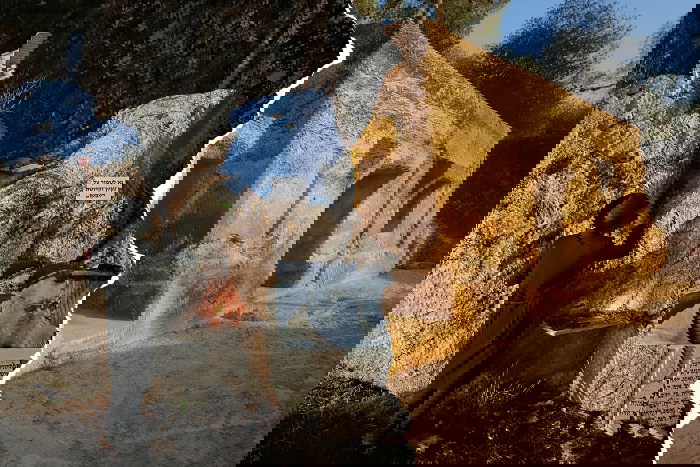 מימין - האתר המיוחס לקבורת אלעזר המכבי בגוש עציון, משמאל - קבר אלעזר ביער בן שמן