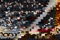 האדמו"ר מבעלזא בהדלקת נרות חנוכה