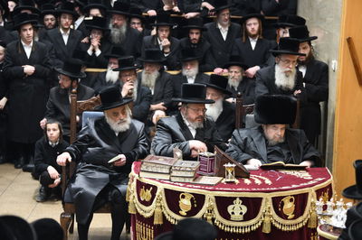 האדמו"ר מבעלזא בהדלקת נרות חנוכה