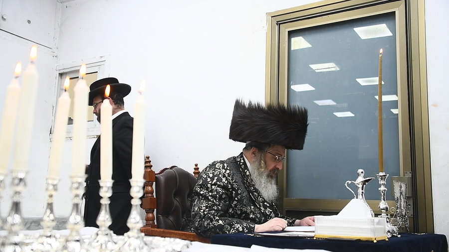 האדמו"ר מזוטשקא אמסנא בהדלקת נרות חנוכה 