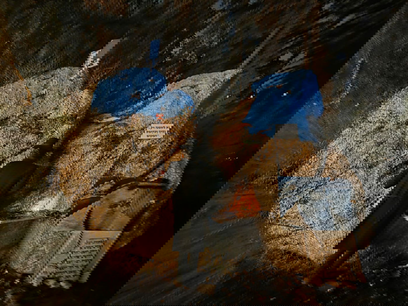 מתפלל בקבר אלעזר ביער בן שמן, אמש