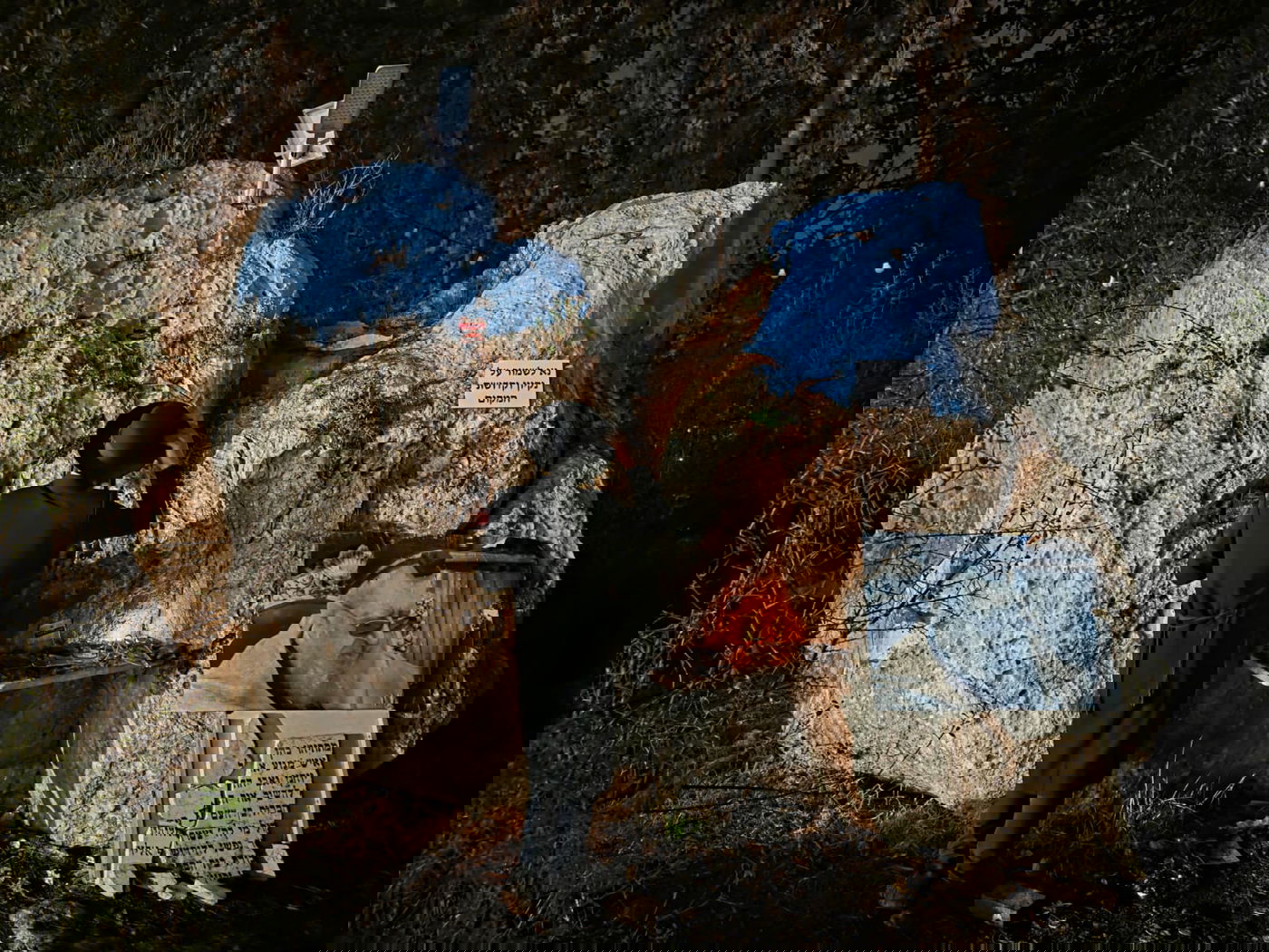 מתפלל בקבר אלעזר ביער בן שמן, אמש