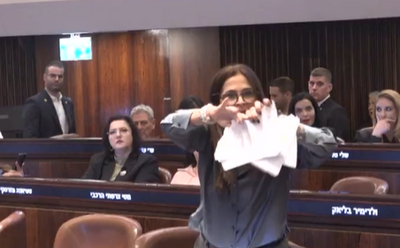 מדינה יהודית? חברת הכנסת קרעה את החוק שלא יאפשר לאסור הנחת תפילין וקיום תפילה במרחב הציבורי