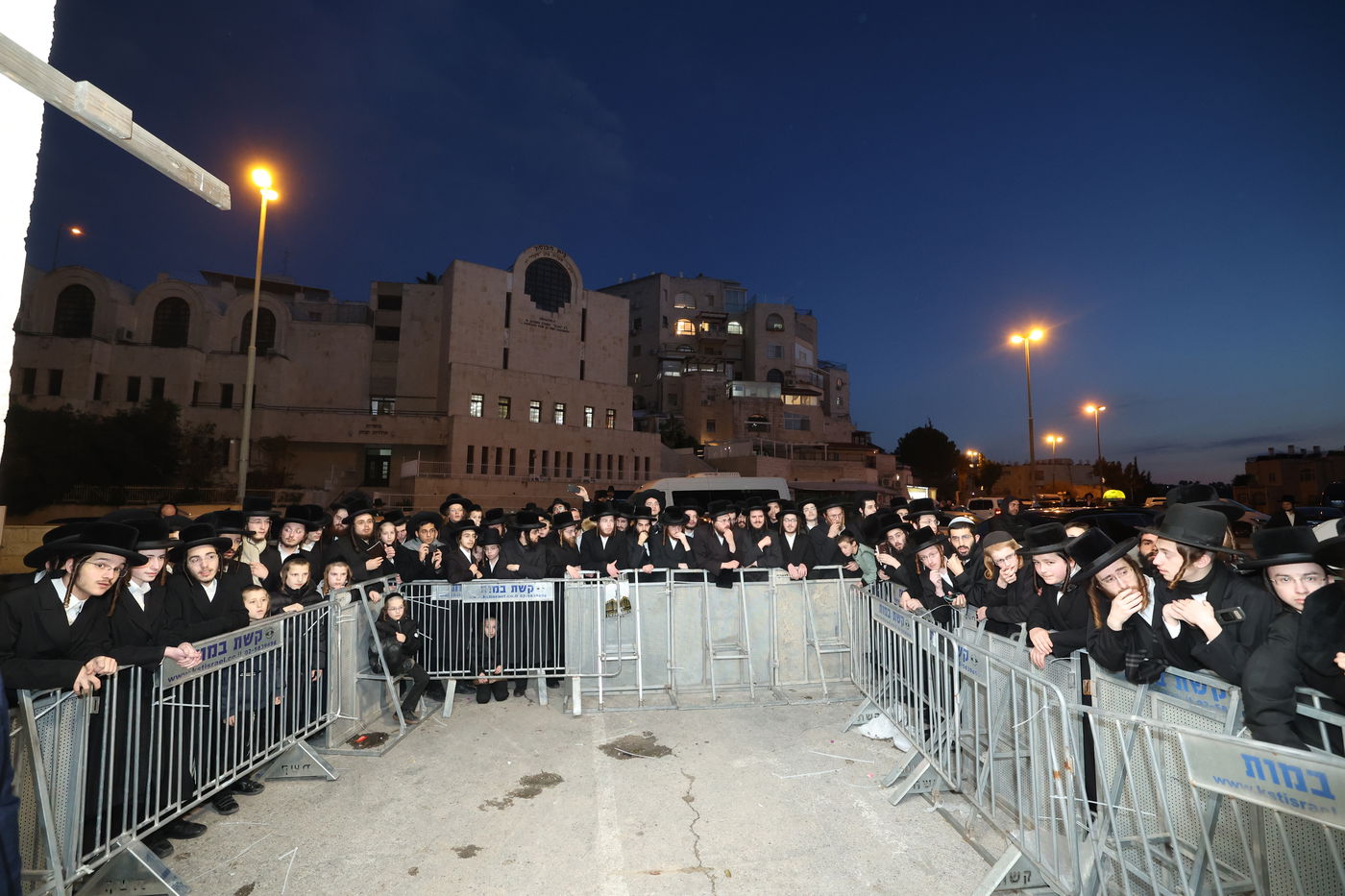 הגר"מ שטרנבוך בהדלקת נרות חנוכה
