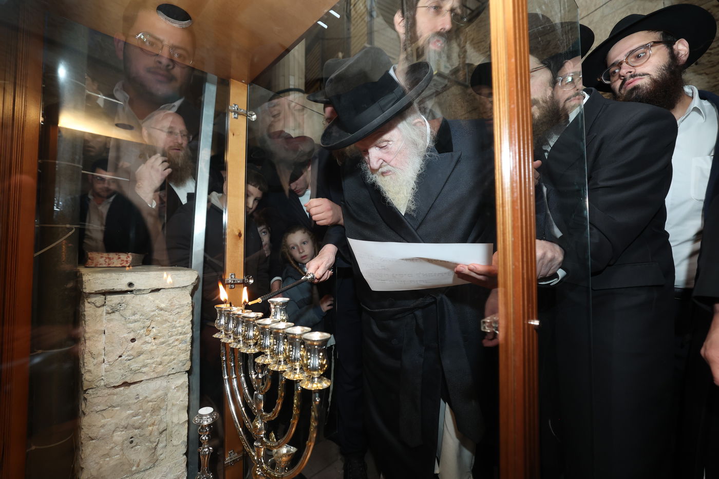 הגר"מ שטרנבוך בהדלקת נרות חנוכה