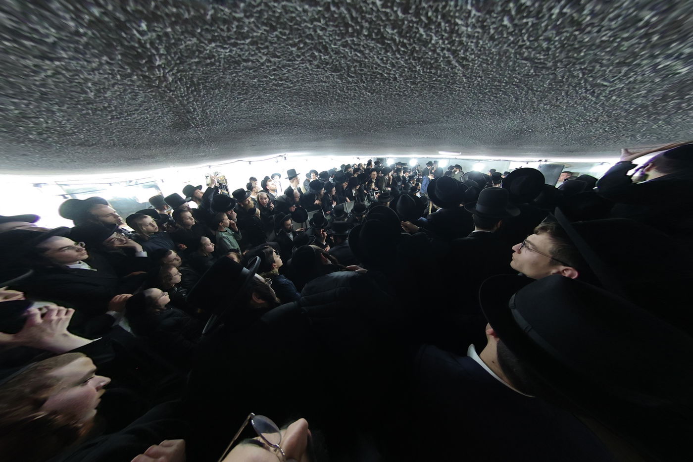 הגר"מ שטרנבוך בהדלקת נרות חנוכה